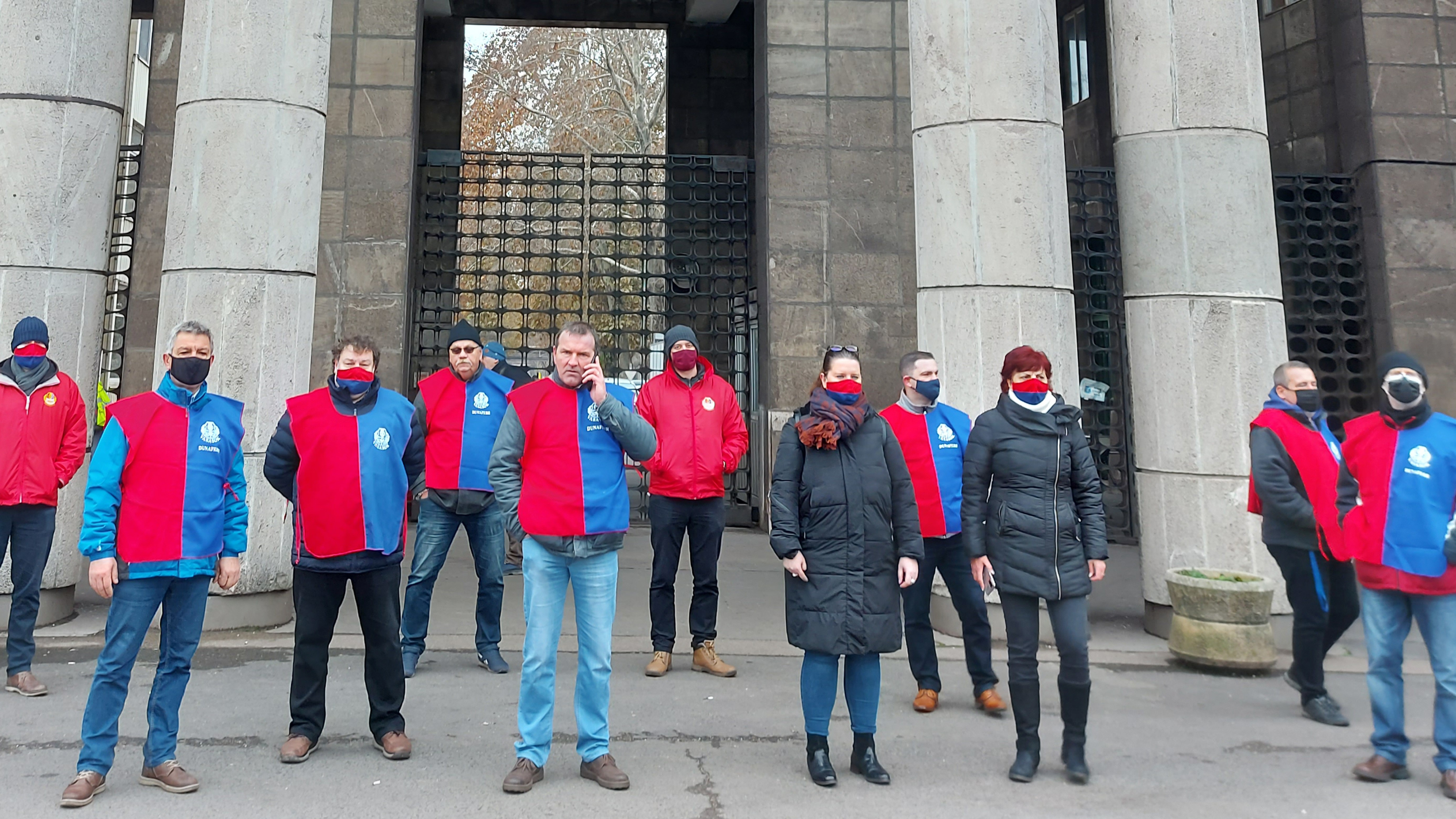 VASAS members and the 4 dismissed trade union leaders, barred entry to the company